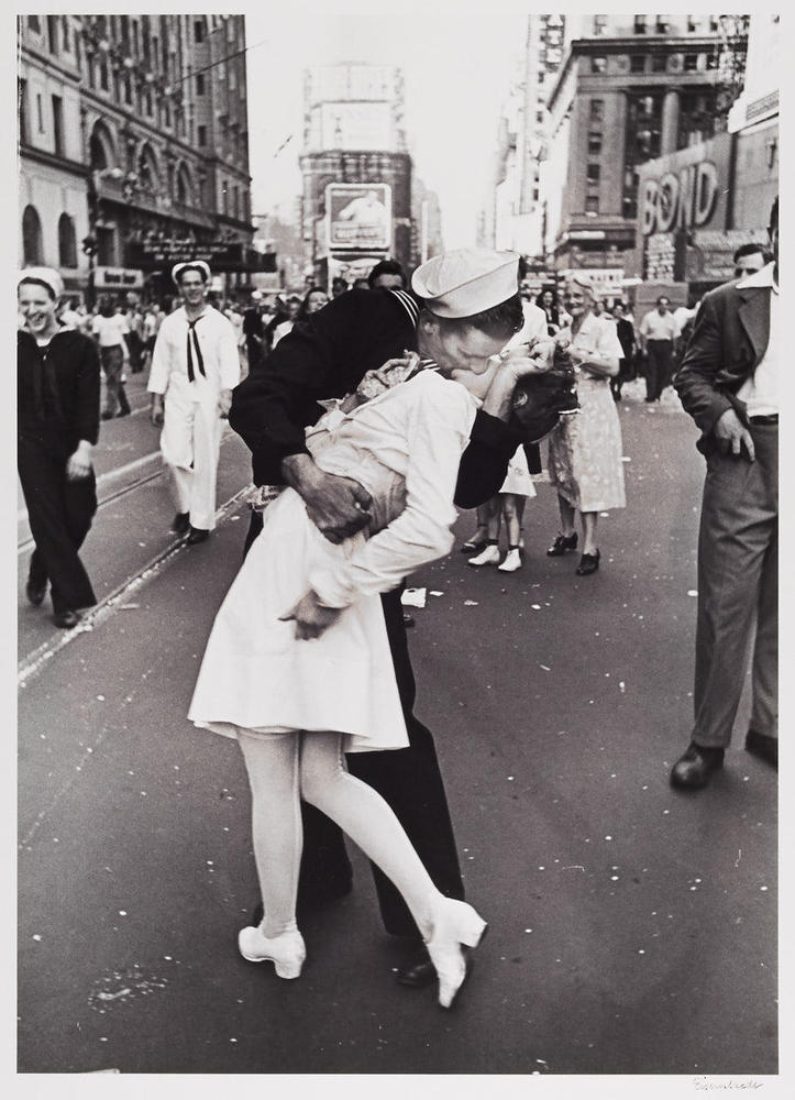 ‘V-J Day Kiss in Times Square’, New York 1945 – print by Alfred Eisenstaedt – OstLicht Photo Auction